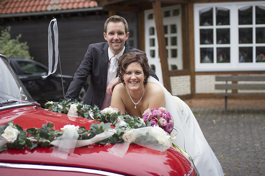 Brautpaar mit Oldtimer